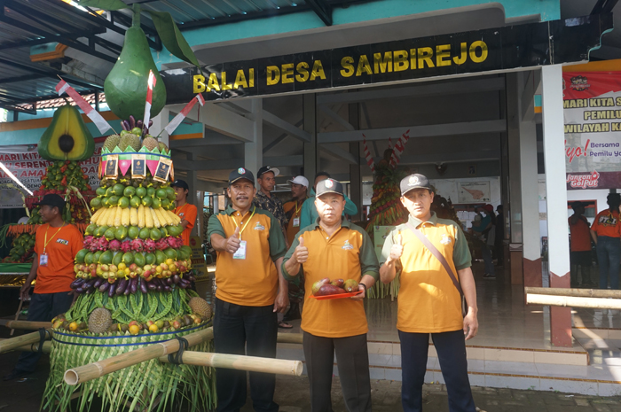 Kepala Desa Sambirejo Sungkono menunjukkan potensi buah alpukat dan hasil bumi di desanya.