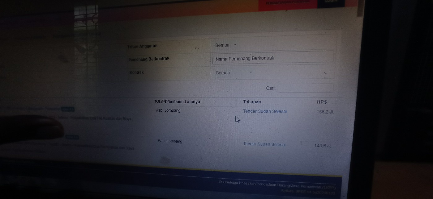 Laman LPSE Jombang menunjukkan paket proyek milik pemkab yang selesai dilelang 2023, Sabtu (17/2).