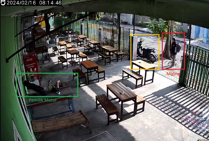 Tangkapan layar aksi pencurian sepeda motor yang terekm CCTV di warkop di Jombang
