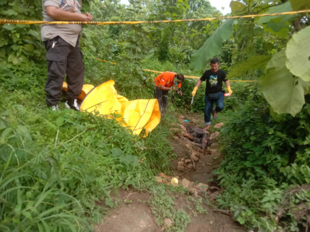 Polisi saat melakukan olah TKP di lokasi ditemukannya mayat pria yang membusuk di hutan Ngusikan, Jombang
