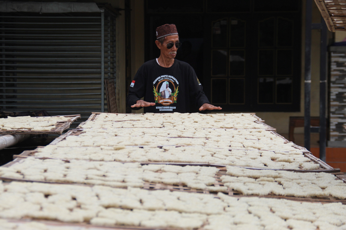 Mashuri, produsen rengginang di Jombang yang masih eksis sejak 1981. Ternyata ini rahasianya.