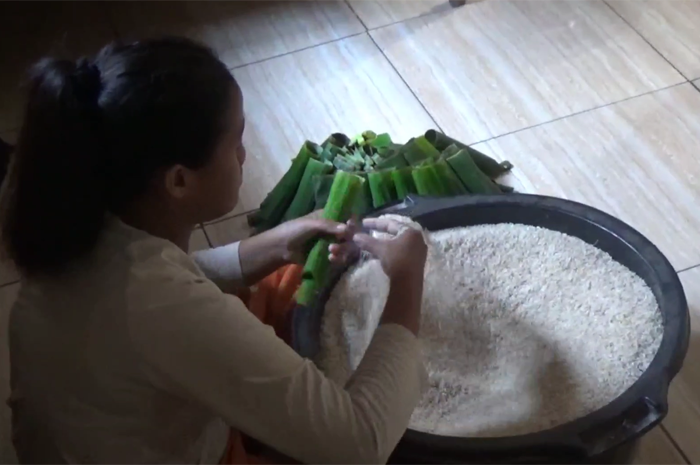 Pembuat lontong di Jombang mengeluhkan naiknya harga beras yang membuat mereka harus memutar otak menghindari kerugian