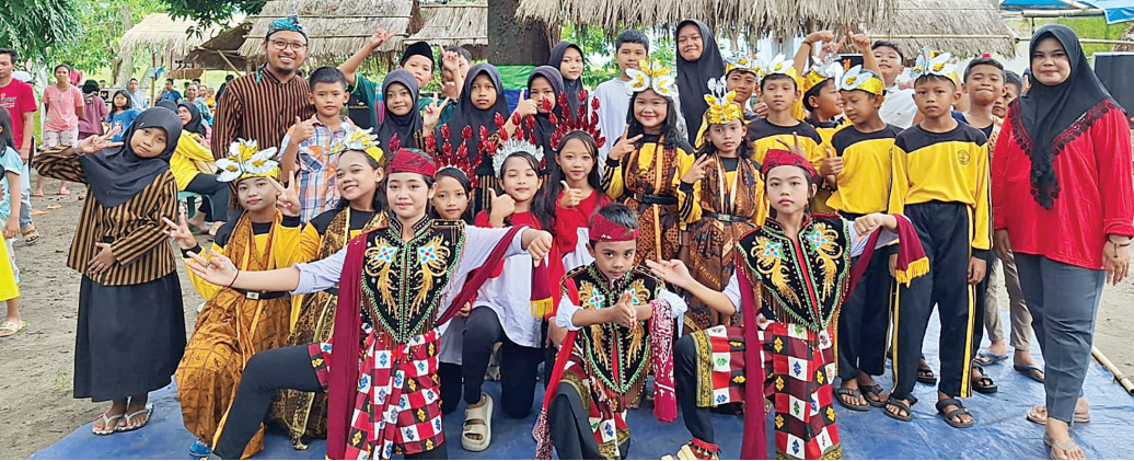 Penampil gejok lesung di Pasar Barongan Ngogri