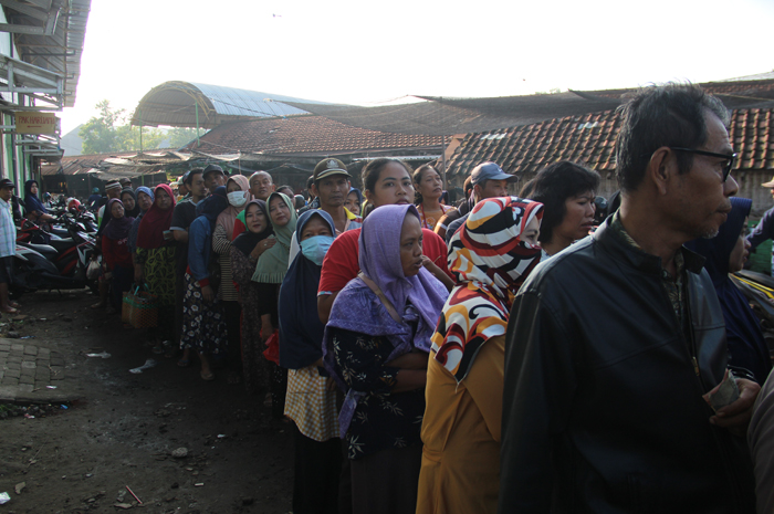 Puluhan warga antre memadati stand operasi pasar beras SPHP harga murah yang disediakan Pemkab Jombang di Pasar Pon Selasa (20/2)