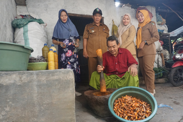 Kepala Desa Kauman Abdul Qohar didampingi perangkat desa saat mengunjungi salaha satu rumah warga yang memproduksi jamu tradisional.