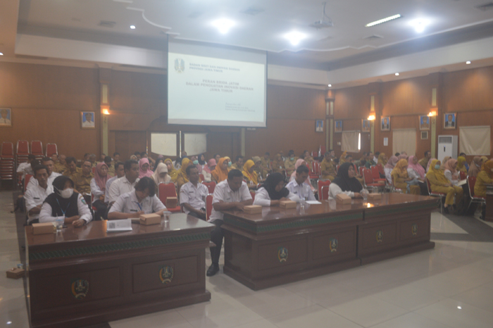 SERIUS: Peserta dari perwakilan OPD di lingkup pemkab dan Perumda mengikuti sosialisasi Krenova di ruang Bung Tomo, Senin (19/2).