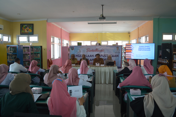 Hari Subagyo, SH, Msi, Kabid Perpustakaan (tengah) bersama narasumber dan Prince Dindah saat membuka acara, di Perpustakaan Mastrip Jombang, Selasa (20/2)