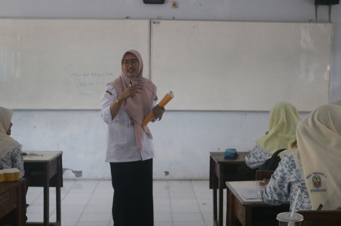 SEMANGAT: Salah satu guru PPPK saat mengajar di SMAN 1 Jombang.