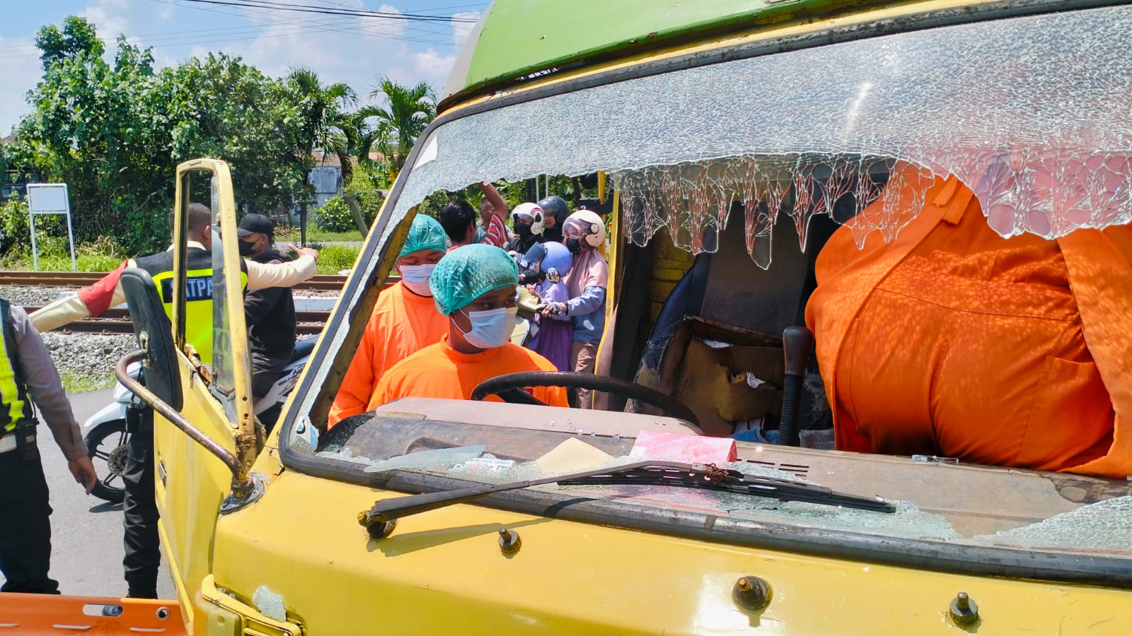 Petugas mengevakuasi jasad korban sopir dumptruck yang mengalami kecelakaan tunggal di Jombang