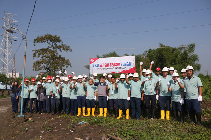 Vice President Director PT CJI Hwang Inseok turut mengikuti aksi bersih Kali Bancang Desa Jatigedong, Rabu (21/2).