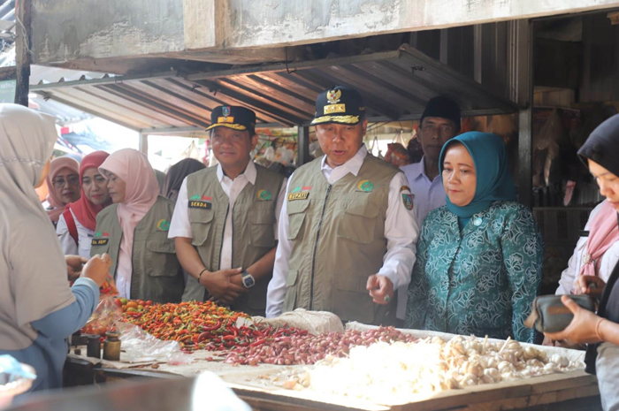 Pj Bupati Jombang saat memantau harga pokok termasuk beras di Pasar Cukir Rabu (21/2)