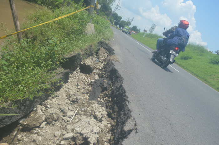 Bahu jalan provinsi Ploso-Gedeg yang ambrol dan mengancam pengguna jalan