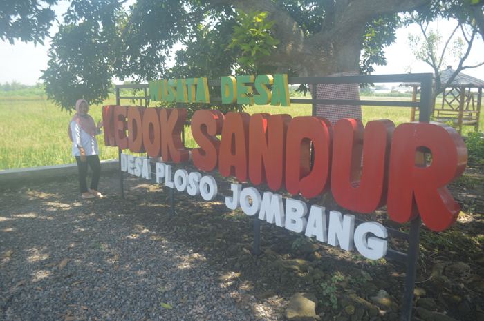 Perangkat Desa Ploso berada di wisata desa Kedok Sandur di Dusun/Desa/Kecamatan Ploso, Rabu (21/2).