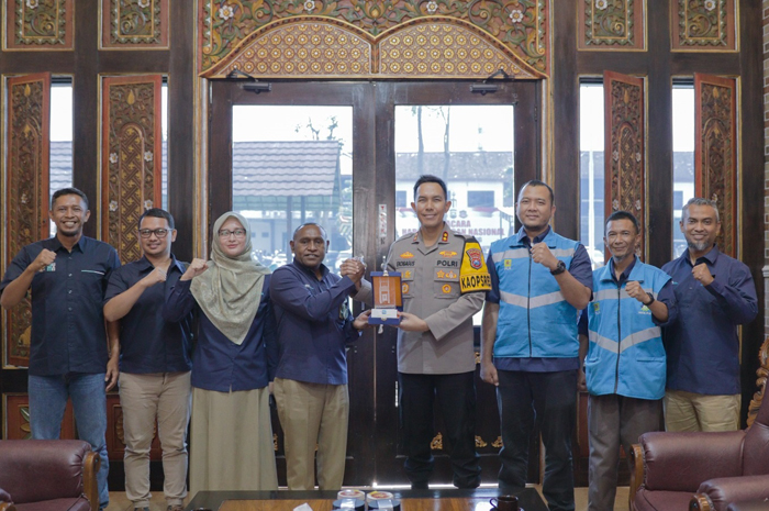 Jajaran manager PLN UP3 Mojokerto bersama Kapolres Jombang