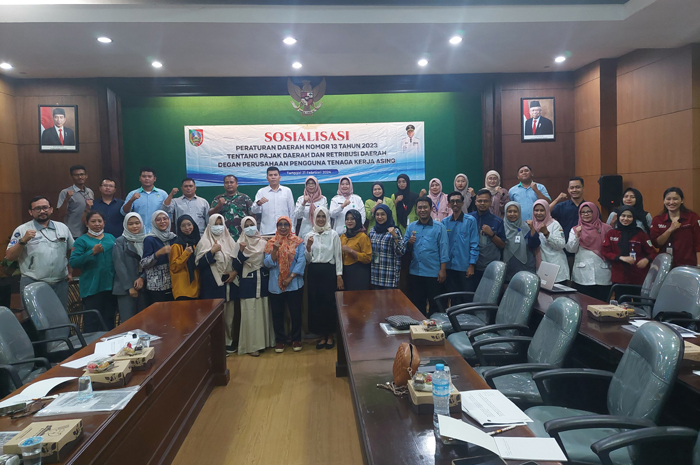 Disnaker Jombang bersama seluruh perwakilan perusahaan pemakai TKA yang hadir di kegiatan sosialisasi Perda PDRD