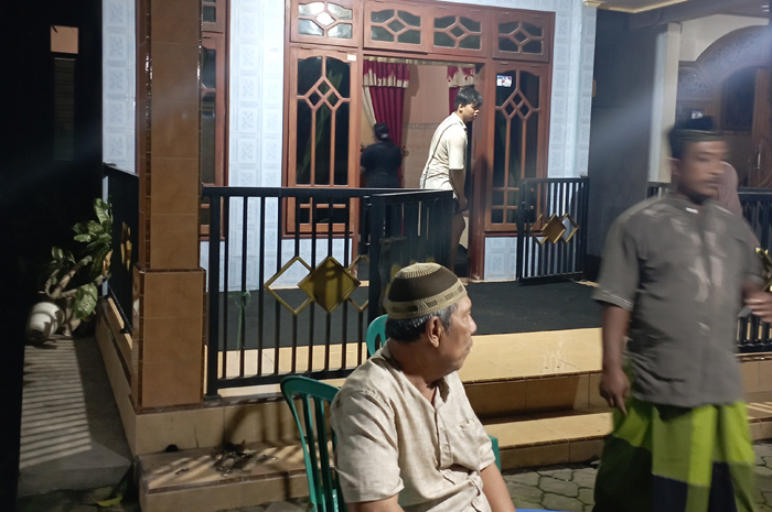 Suasana di rumah duka balita yang meninggal dunia karena DBD di Betek, Mojoagung, Jombang