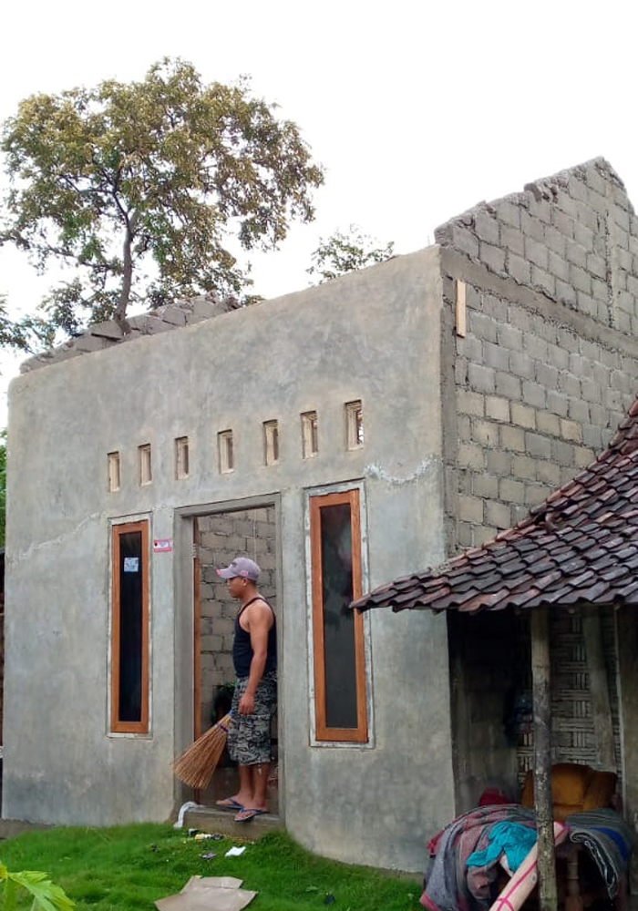 Salah satu rumah warga yang rusak karena hujan dan angin kencang.