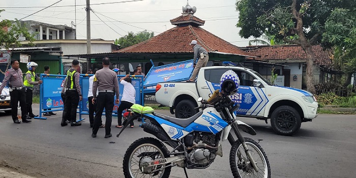 Petugas melakukan penutupan jalur alternatif Jombang-Kediri. Pengalihan jalur dilakukan gegara jembatan ambles.