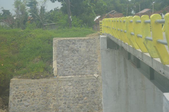 Retakan di sayap Jembatan Brodot Jombang ini bikin khawatir warga
