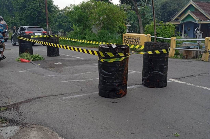 Kondisi jembatan di jalur alternatif Jombang Kediri yang ditutup karena ambles