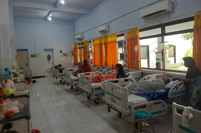 Pasien gejala DBD dirawat di ruang Srikandi RSUD Jombang, Kamis (22/2).