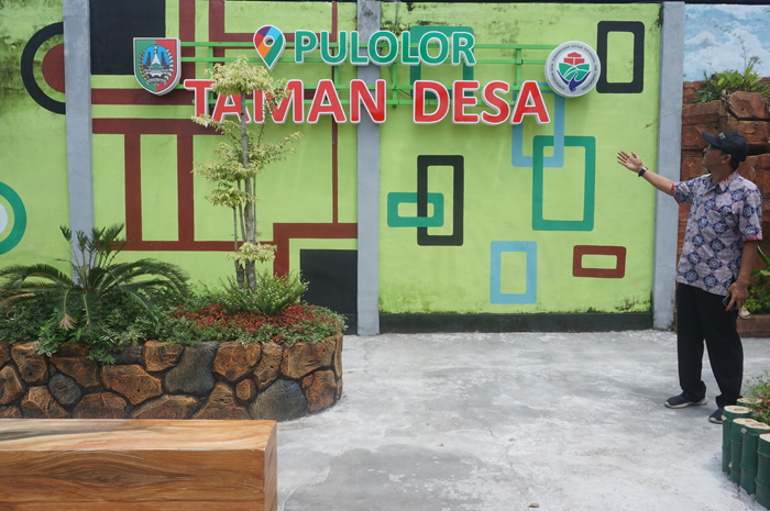Pj Kepala Desa Pulolor Andri Herlambang menunjukan bangunan baru lapangan desa yang diubah jadi taman desa