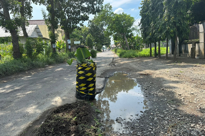 RUSAK: Jalan ruas Cukir-Mojowarno yang rusak ditandai drum warga.