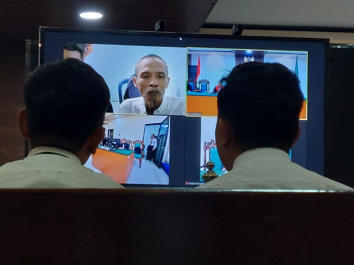 M Hasan Safii alias Daim, pelaku pembunuhan keji di Jombang saat mengikuti sidang dari Lapas Jombang (28/2)