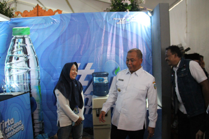 Pj Bupati Jombang bersama perwakilan Perumdam Tirta Kencana Jombang saat hadir di Bulaga di lapangan Desa Blimbing, Kecamatan Gudo, Rabu (28/2).