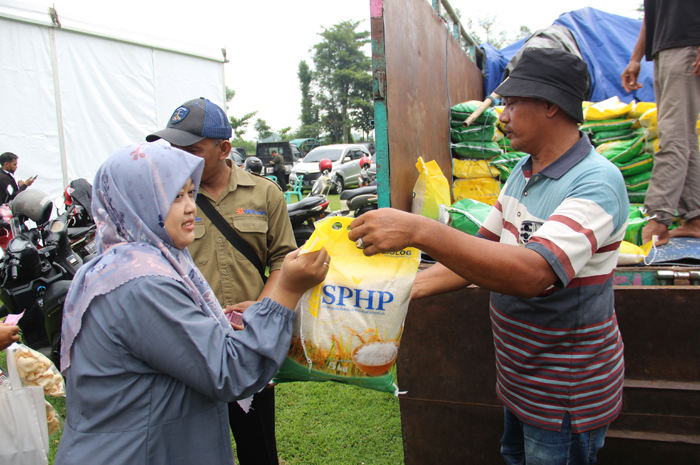 Intervensi pasar yang digelar Pemkab Jombang di sela-sela kegiatan Bulaga di Kecamatan Gudo. Kegiatan ini dilakukan sebagai upaya mengendalikan harga beras yang kini selangit.