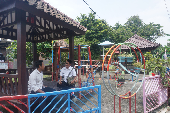 Kepala Desa Dukuhmojo Nur Aini Ruba&rsquo;i (kanan) bersama perangkat desa saat berada di lokasi taman desa yang kini makin cantik.