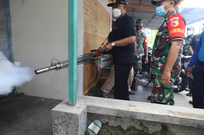 Pj Bupati Jombang memimpin langsung kegiatan Fogging yang difokuskan di lingkungan Wersah, Kelurahan Kepanjen, Jombang (29/2)