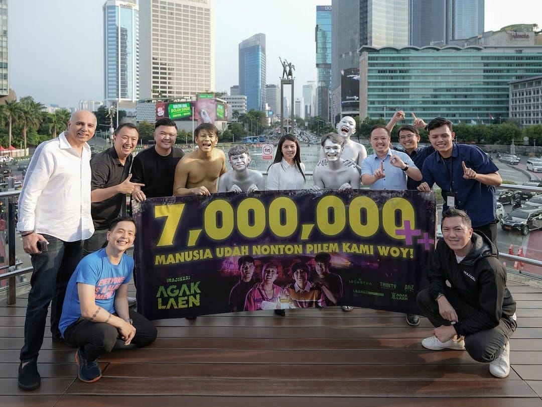 Segenap team dari film Agak Laen memenuhi janjinya menjadi manusia silver di Bundaran HI Jakarta