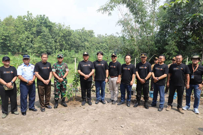 Pj Bupati Jombang Sugiat bersama Kepala DLH Jombang Miftahul Ulum menanam pohon dalam serangkaian peringatan Hari Strategi Konservasi Sedunia di Desa Purisemanding, Kecamatan Plandaan, Kamis (29/2).