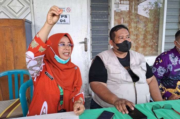Direktur RSUD Jombang dr Mamurotus Sadiyah bersama Plt Kepala Dinas Kesehatan Jombang Syaiful Anwar saat memantau proses PSN untuk mencegah DBD di Jombang