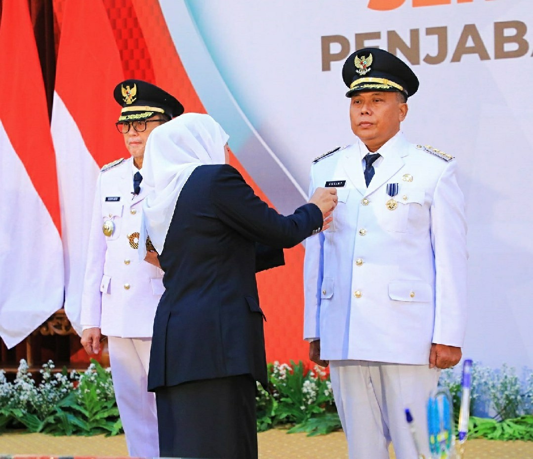 Pj Bupati Sugiat saat momen pelantikan yang dilakukan di Gedung Grahadi Surabaya tahun lalu.
