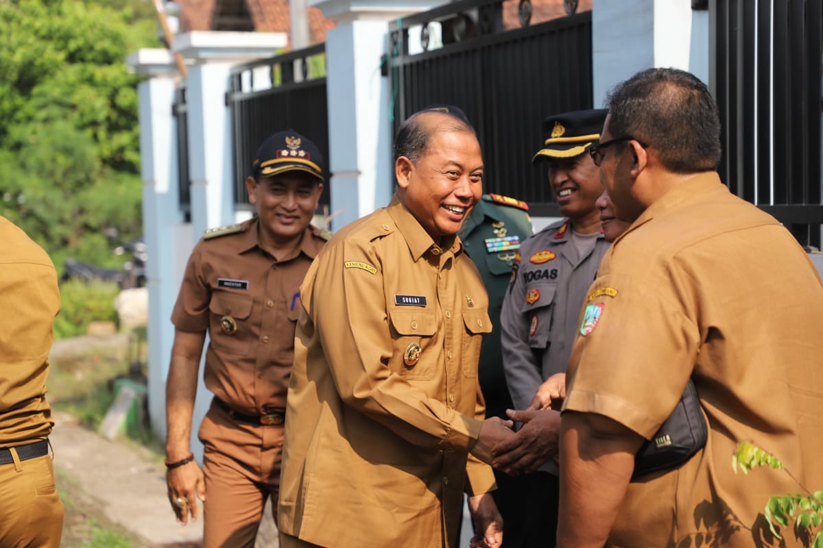 Pj Bupati Jombang Sugiat saat menghadiri kegiatan bersama OPD terkait di Jombang.