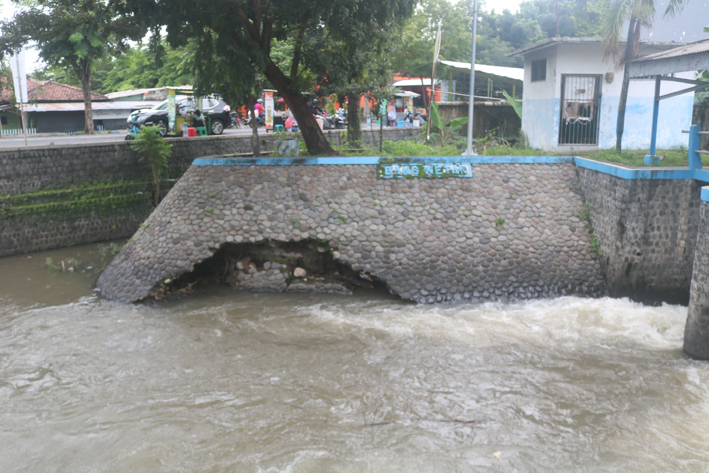 Kondisi talud bendung Cokenongo Jombang yang ambrol dan mengancam bangunan utama bendungan.