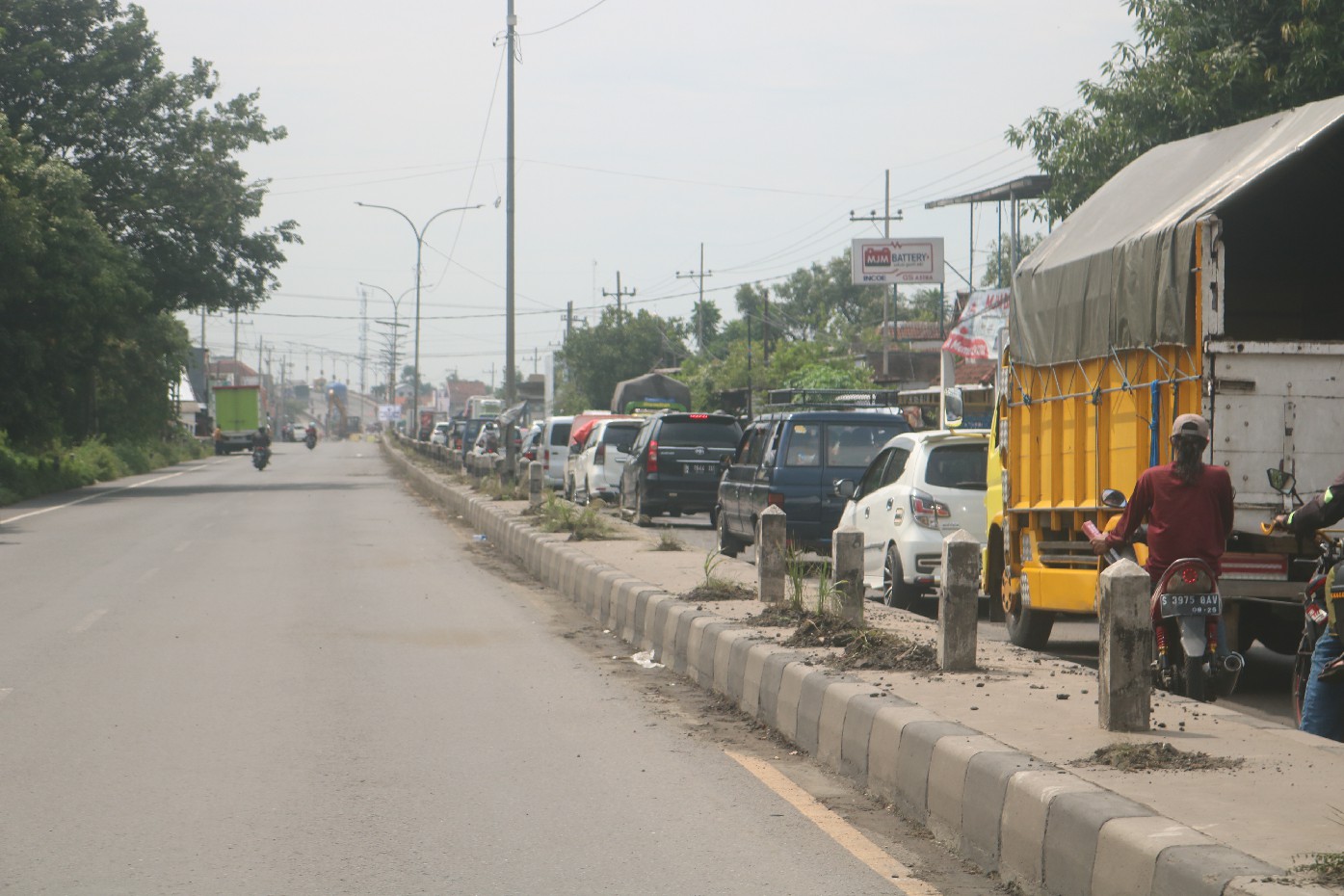 Contraflow yang diberlakukan di dekat Flyover Peterongan Jombang karena pembongkaran cor jalan nasional membuat kendaraan mengantre