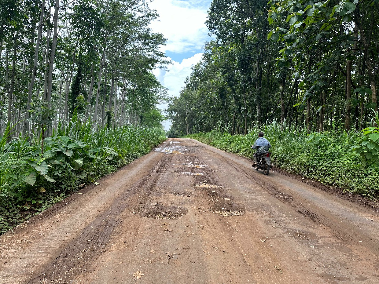 Kondisi jalan alternatif menuju sejumlah lokasi wisata Wonosalam Jombang yang kondisinya rusak dan berlumpur