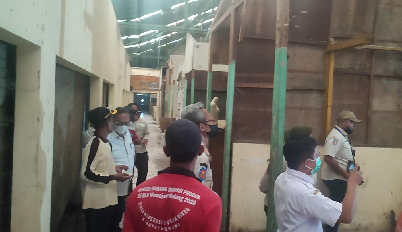 Petugas dari Pemkab Jombang membongkar sejumlah kios di lantai 2 PCN Jombang