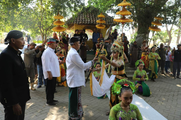 Kepala Desa Cupak Winarsono (baju hitam) mendampingi Pj Bupati Jombang dan segenap jajaran saat acara kirab pusaka dan budaya Desa Cupak.