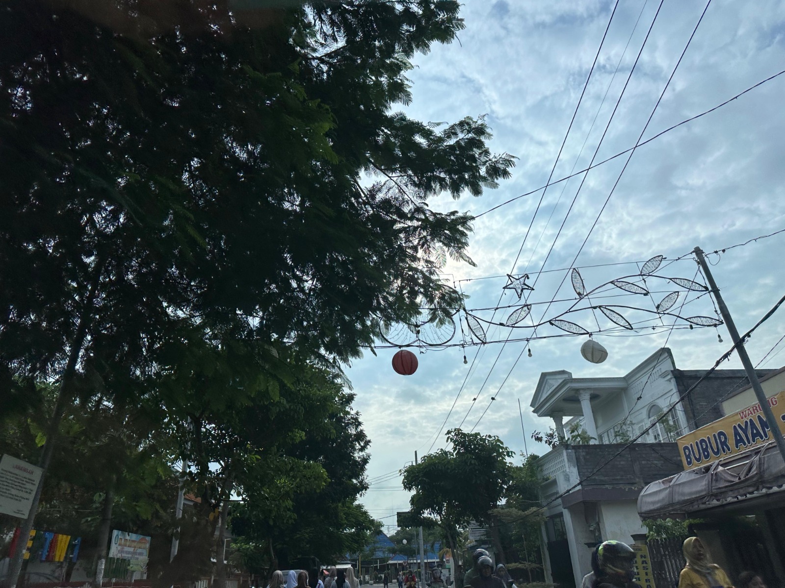 Kondisi lampion yang rusak dan rib di salah satu jalan di Jombang