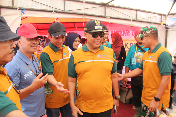 Pemimpin Cabang Bank Jatim Jombang, Hanif Julhamsyah, mendampingi Pj Bupati Jombang, Sugiat, saat belanja di stan UMKM Bank Jatim.