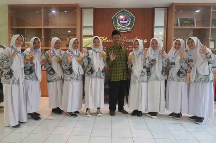 Kepala MAN 3 Jombang bersama siswa-siswi berprestasi.