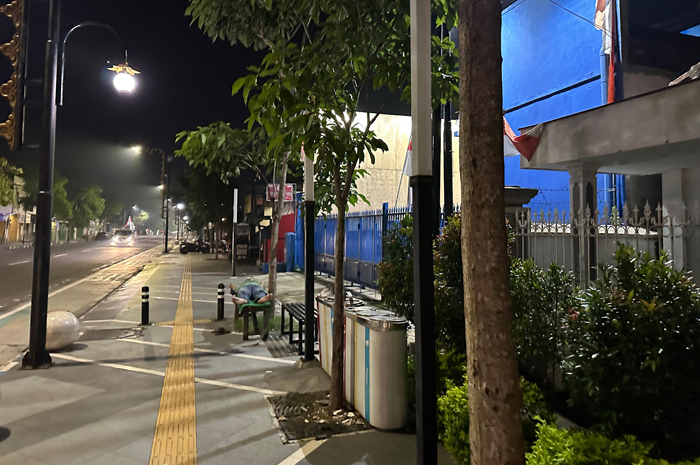 Standlamp Trotoar Wahid Hasyim Jombang yang kondisinya masih mati dan belum diperbaiki.