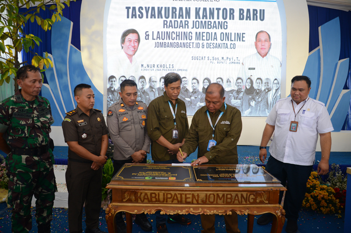 Pj Bupati Jombang didampingi Forkopimda Jombang menandatangani prasasti peresmian kantor baru Jawa Pos Radar Jombang dan dua media online baru Jombangbanget.id dan Desakita.co