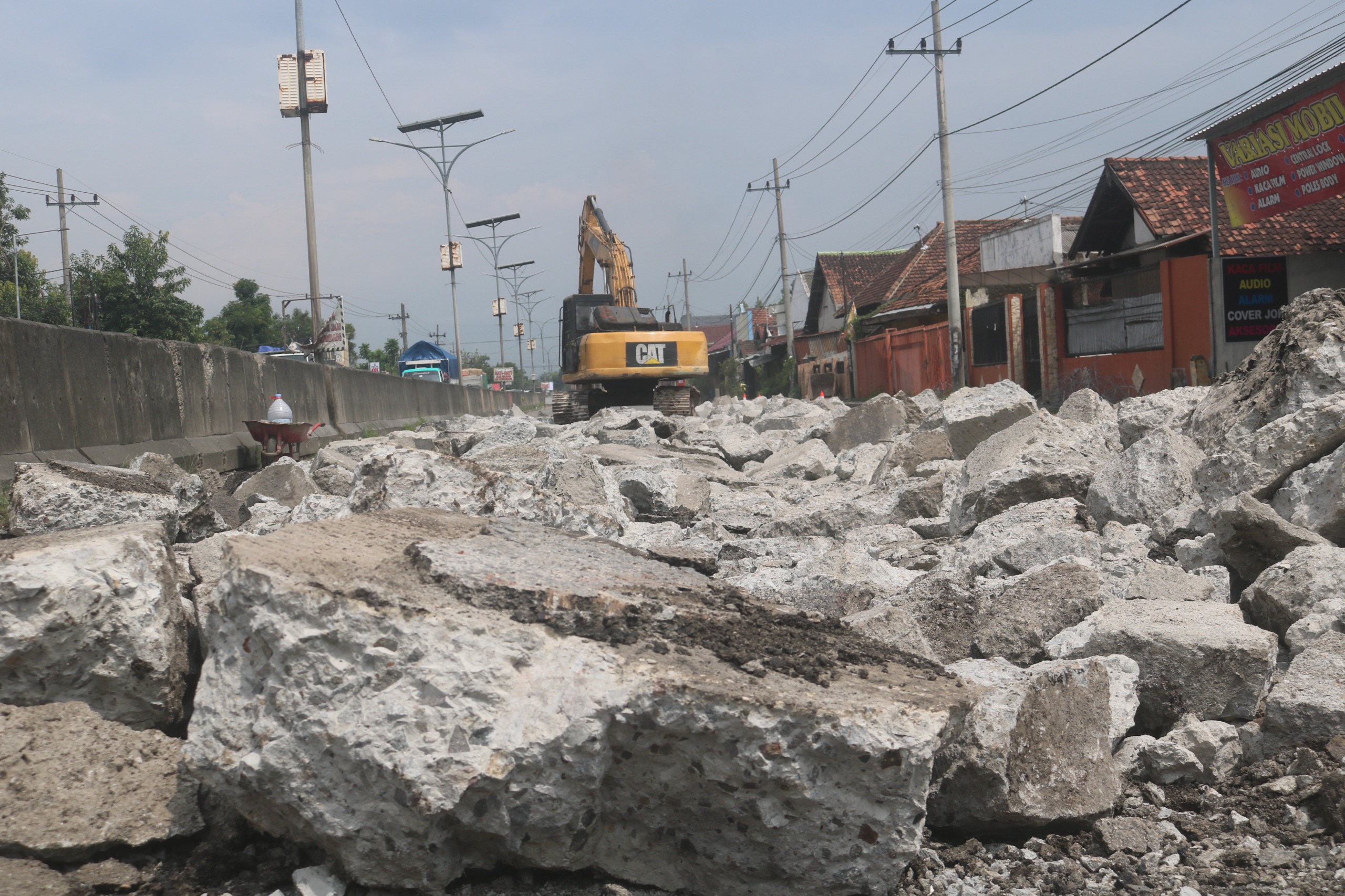 Bongkaran cor beton jalan nasional di barat Flyover Peterongan Jombang ternyata polos tanpa besi