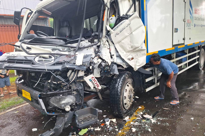Kondisi truk box yang terlibat kecelakaan di jalur arteri Jombang Senin (4/3)