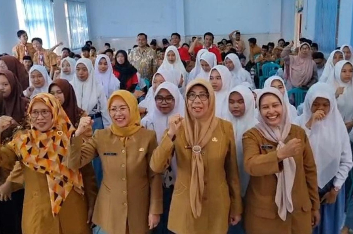 Pelaksana Tugas (Plt) Kepala Disnaker Jombang Nikmatusholihah foto bersama dengan seluruh peserta